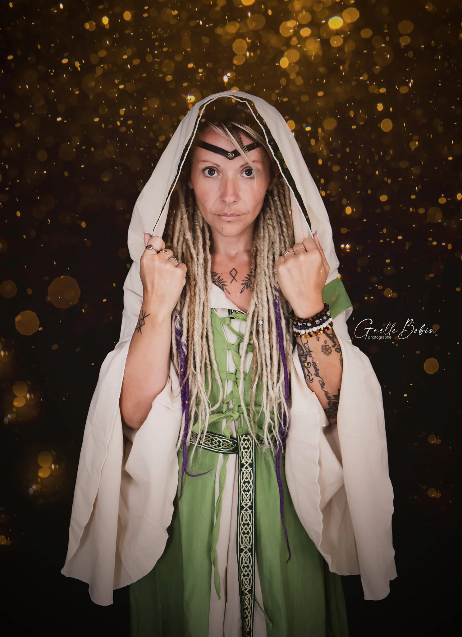 Robe elfique ou médievale verte et écrue en lin avec grande capuche ceinture et manches amples, costume pour femme mariage médiéval, celtique – Image 2