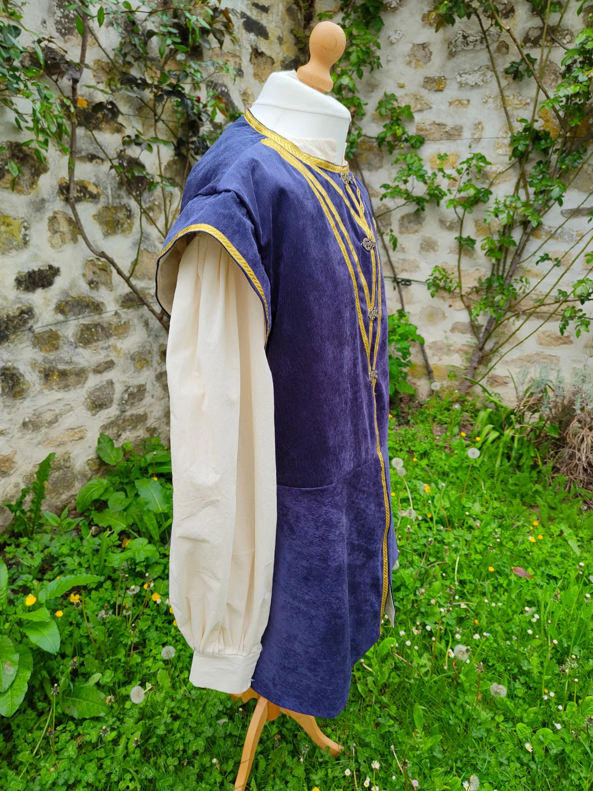 Veste pourpoint à basques, médiéval ou elfique en velours bleu à galon doré – Image 3