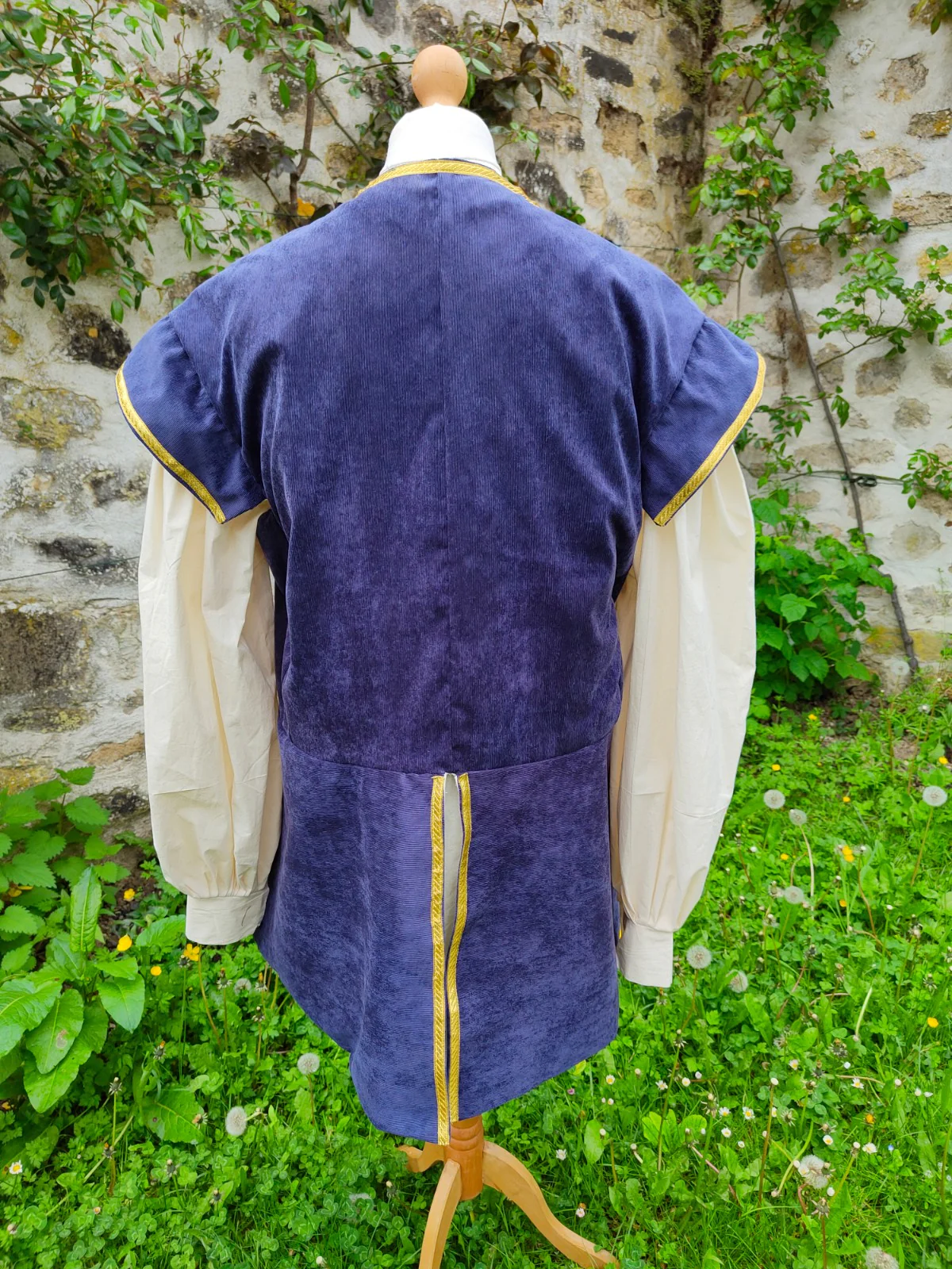 Veste pourpoint à basques, médiéval ou elfique en velours bleu à galon doré – Image 4