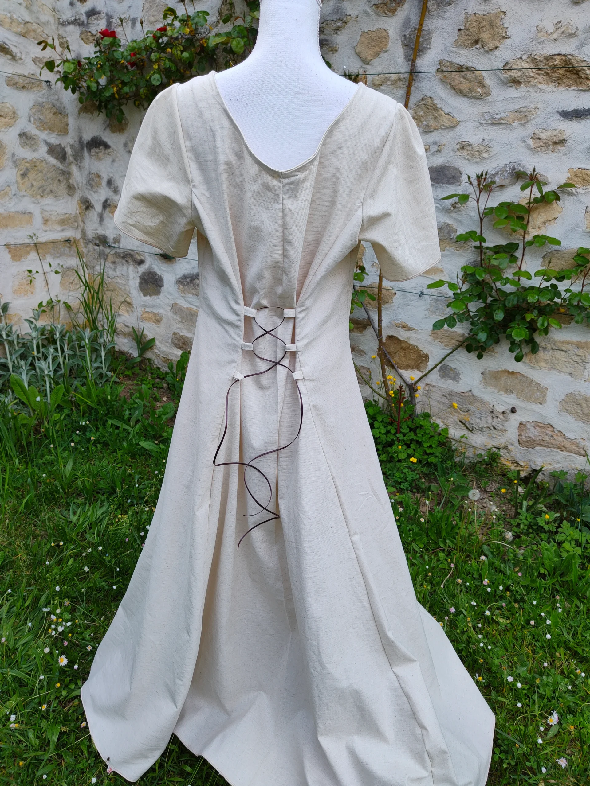Robe médiévale en lin et coton avec laçages devant et dos et manches courtes – Image 2
