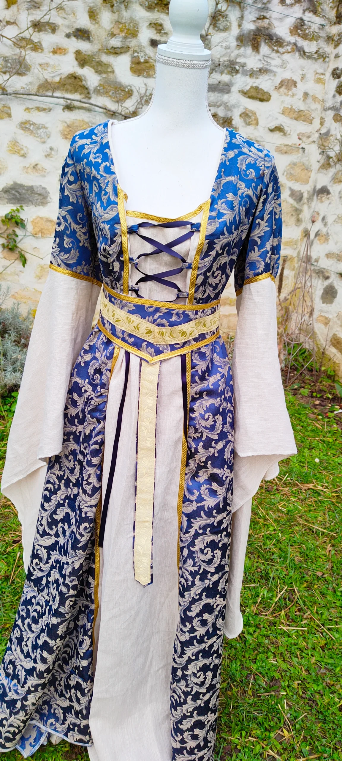 Robe médiévale ou Renaissance en jacquard bleu et lin écru avec fausse-fourrure amovible – Image 4