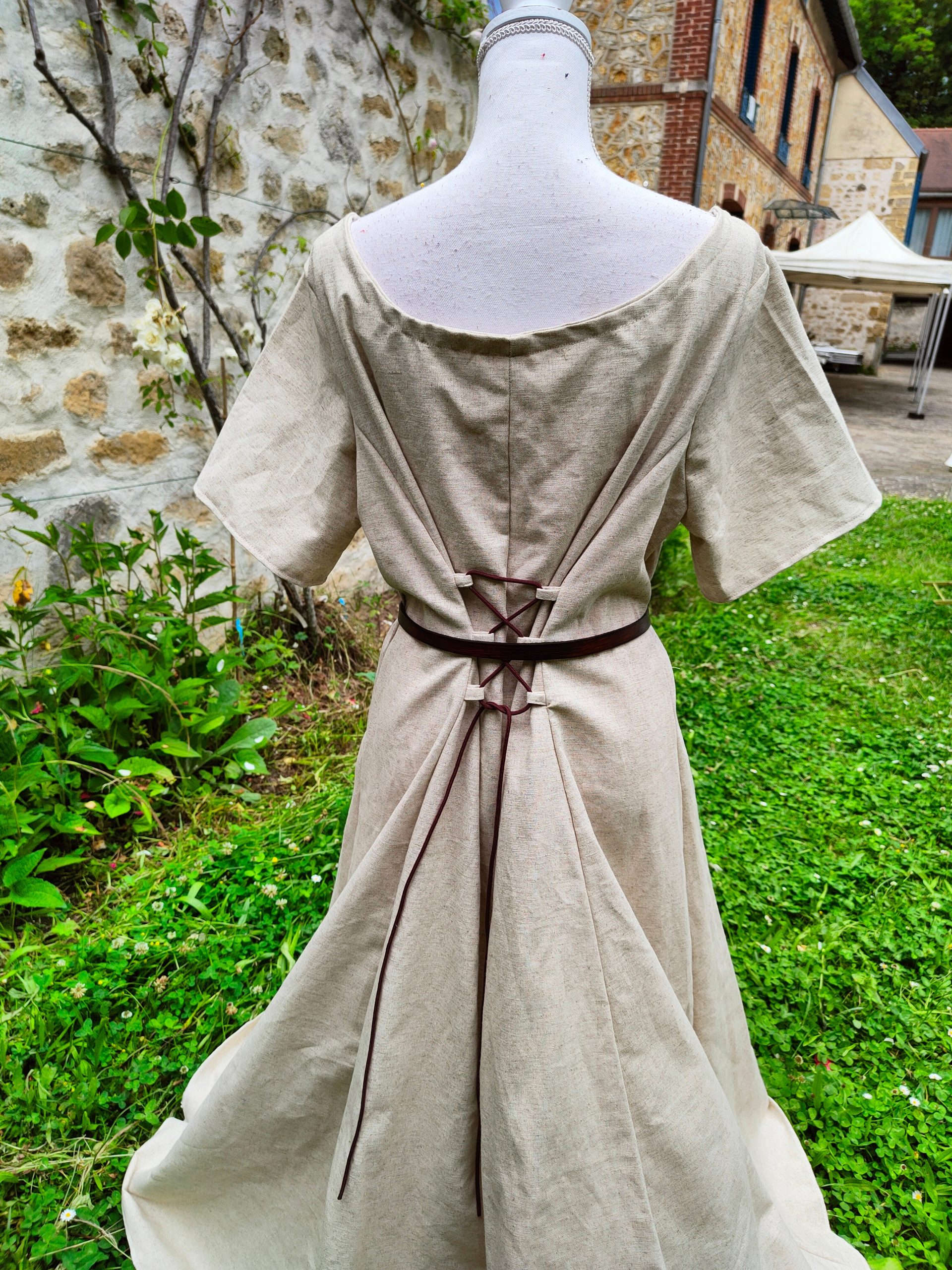 Robe médiévale en lin et coton avec laçages devant et dos et manches courtes – Image 4