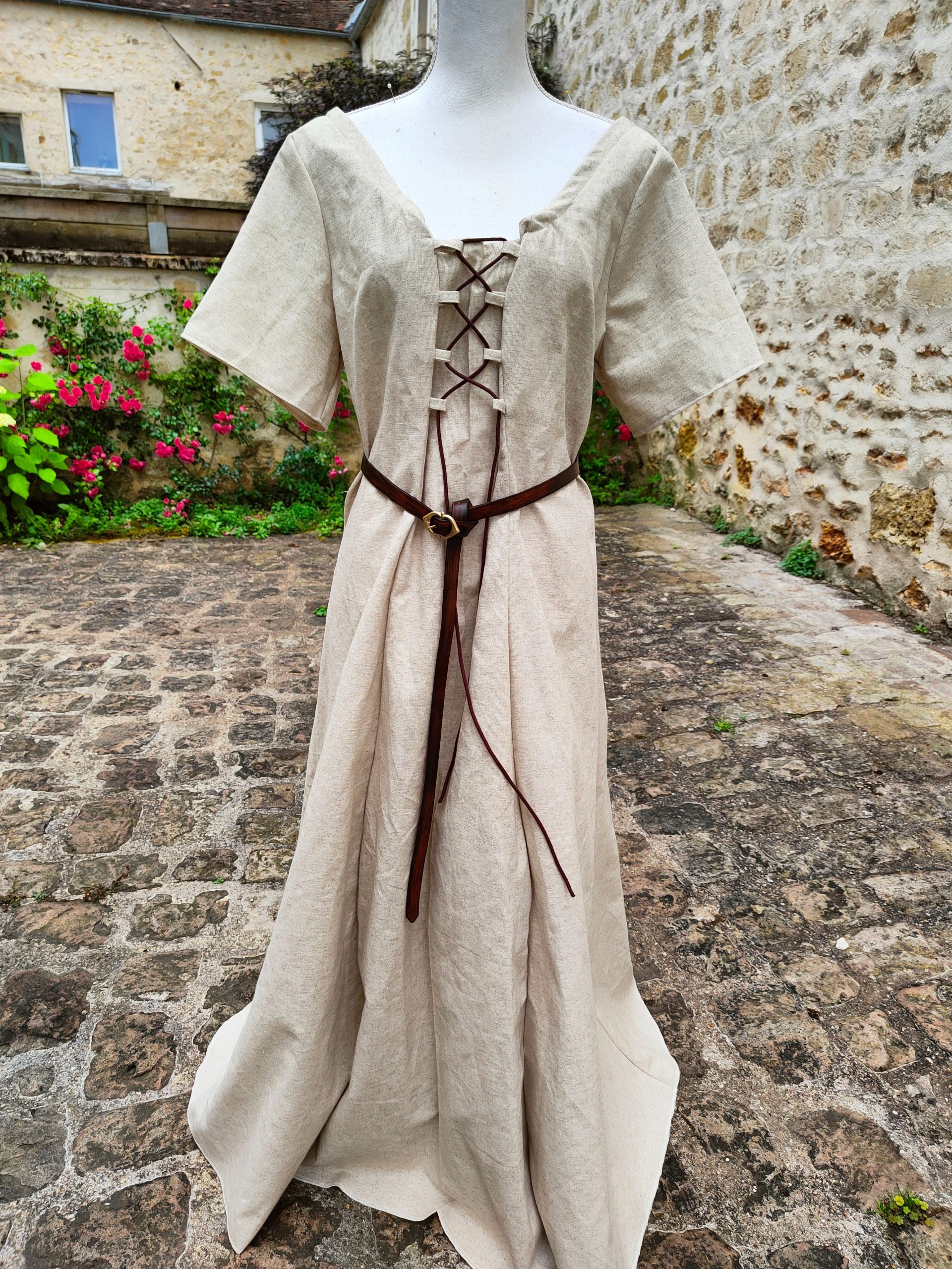 Robe médiévale en lin et coton avec laçages devant et dos et manches courtes – Image 3