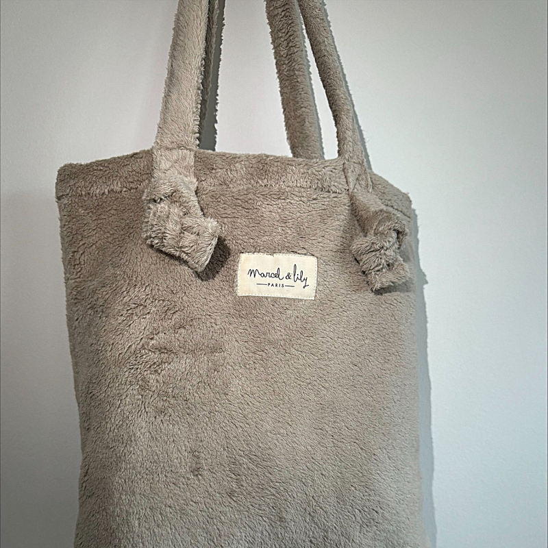 Sac cabas doudou gris galet – Peluche – Marcel & Lily – Image 2