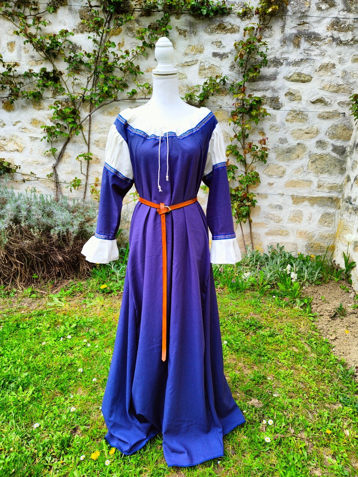 Robe médiévale de paysanne "chic" en lin bleu et écru – Image 2
