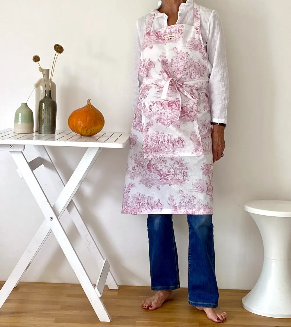 TABLIER classique motif Toile de Jouy rose – Image 5